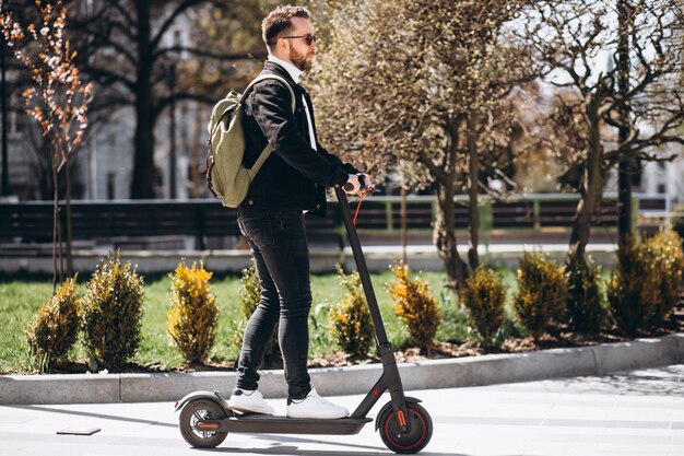 Jakie korzyści przynosi korzystanie z elektrycznych skuterów w codziennym transporcie?